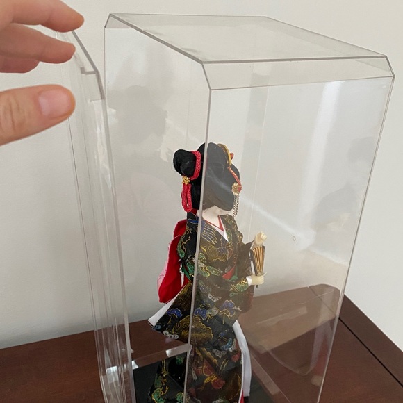 Elegant Japanese Geisha Doll in Display Case - Picture 13 of 13
